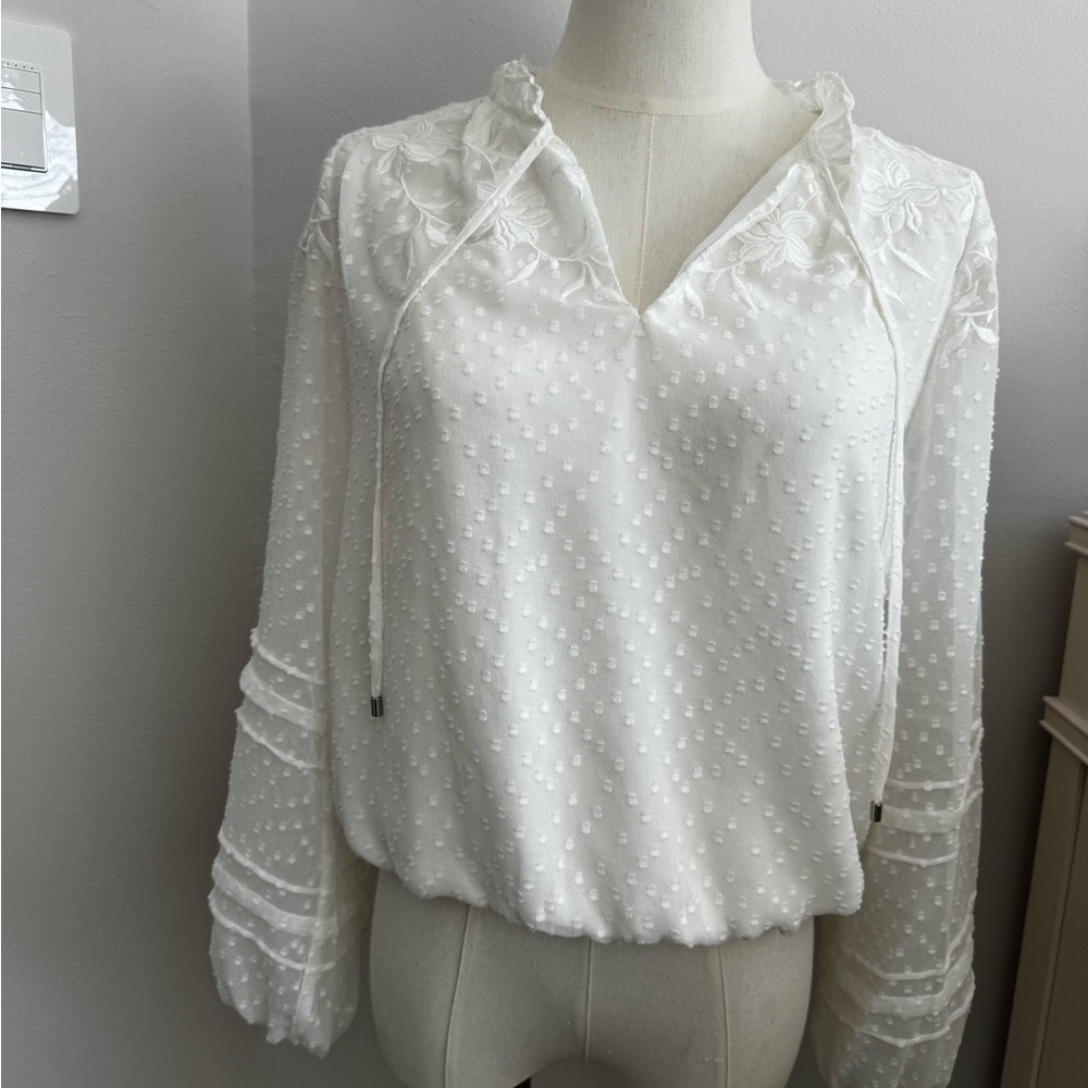 White House Black Market XXS soft flowy white blouse.Floral. Swiss dot fabric